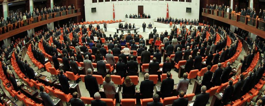 İT İZİNİN AT İZİNE KARIŞTIĞI TÜRKİYE’DE DEMOKRASİ(?) MASKARALIĞI VE BİZ KURDİSTAN’LILAR