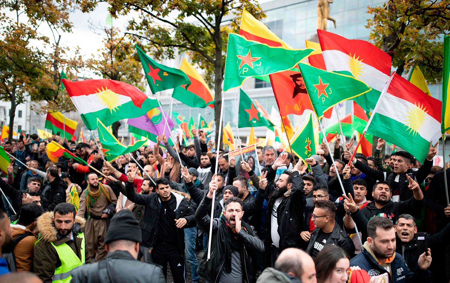 KURDİSTAN BİRLEŞİK DEVLETLERİNİN RESMİLEŞECEĞİNE İNANAN SOYLU HALKIMIZIN ASİL ŞAHSİYETLERİNE SAYGILARIMIZLA